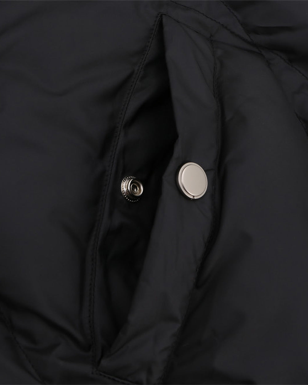 Schwarze Pufferjacke mit Kapuze